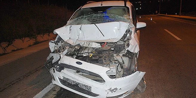 ALKOLLÜ SÜRÜCÜ HURDAYA DÖNEN ARAÇTAN YARA ALMADAN ÇIKTI