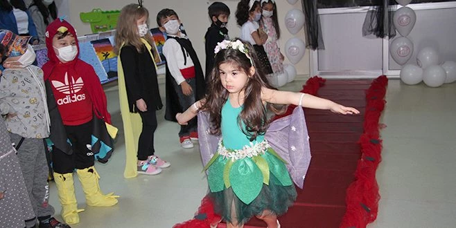 HAYALLERİNDEKİ MASAL KAHRAMANLARIYLA DEFİLE YAPTILAR