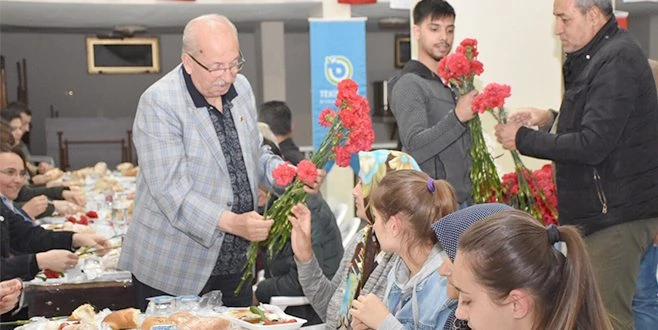 ALBAYRAK ANNELER GÜNÜ`NÜ KUTLADI