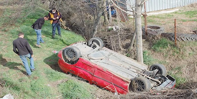TAKLA ATAN ARAÇTAN YARALI KURTULDU, MAHALLELİ İSYAN ETTİ: ?BARİYER KONULSUN?