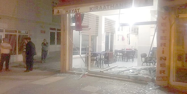 GERİ HAREKET EDEN ARAÇ KAHVEHANEYE GİRDİ