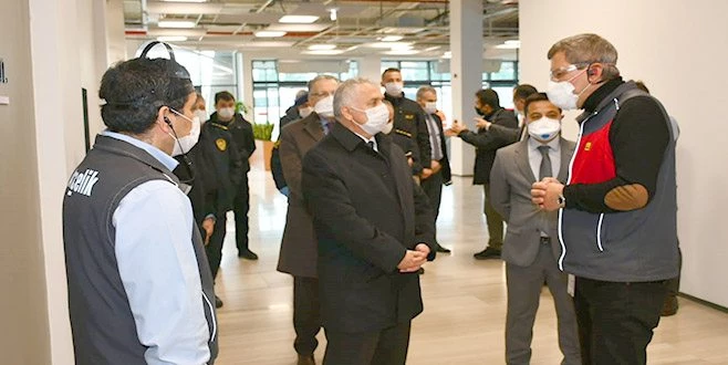 VALİ AZİZ YILDIRIM YERLİ SOLUNUM CİHAZI ÜRETEN FİRMAYI ZİYARET ETTİ