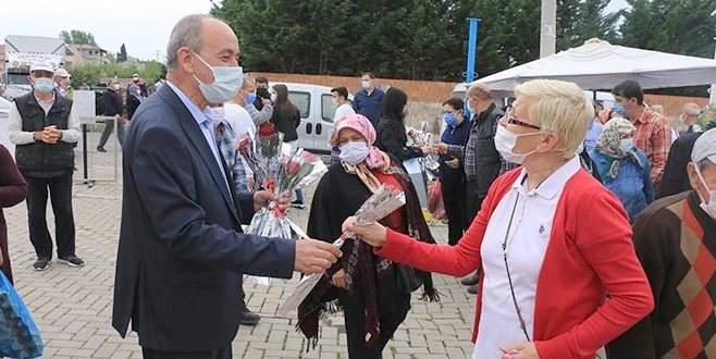 BAŞKAN ATA?DAN ANNELERE KIRMIZI GÜL