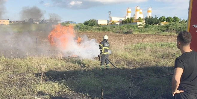 AKARYAKIT İSTASYONU YAKINLARINDAKİ LASTİK ATEŞİ KORKUTTU