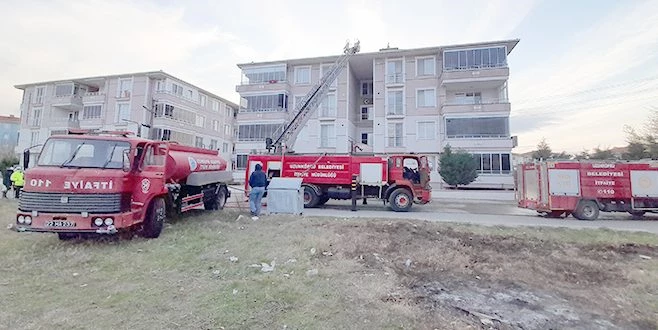 ÇATI YANGINI APARTMANDAKİLERİ SOKAĞA DÖKTÜ