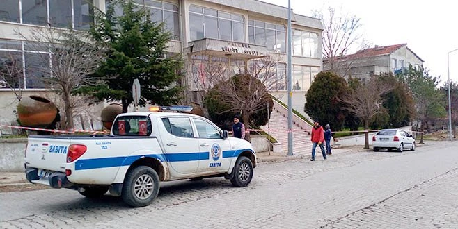 ŞİDDETLİ FIRTINA ÇATIYA  HASAR VERDİ