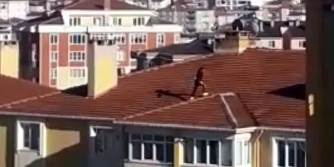 7 KATLI BİNANIN ÇATISINA ÇIKAN ÇOCUK YÜREKLİ AĞZA GETİRDİ