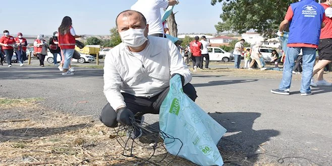 ÇEVRE TEMİZLİĞİNE DİKKAT ÇEKMEK İÇİN ÇÖP TOPLADILAR