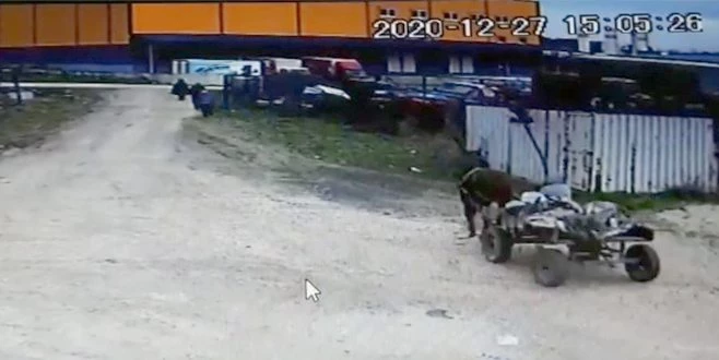  AT ARABASIYLA 4 TON DEMİRİN ÇALINDIĞI ANLAR KAMERADA