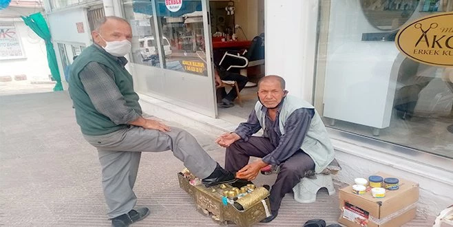 YEDİĞİ CEZADAN 1 AY SONRA DIŞARI ÇIKTI, İZNİ AYAKKABI BOYAYARAK GEÇİRDİ