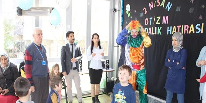 OTİZM GÜNÜ`NDE ÖĞRENCİLERDEN RENKLİ GÖSTERİLER