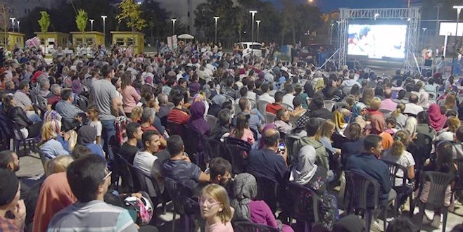 AY IŞIĞINDA SİNEMA DEVAM EDECEK