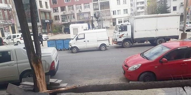 FIRTINA AĞACI ORTADAN İKİYE AYIRDI