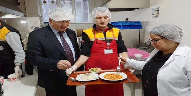 AŞEVİNDEN HAZIRLANAN YEMEKLER İHTİYAÇ SAHİPLERİNE GİDİYOR