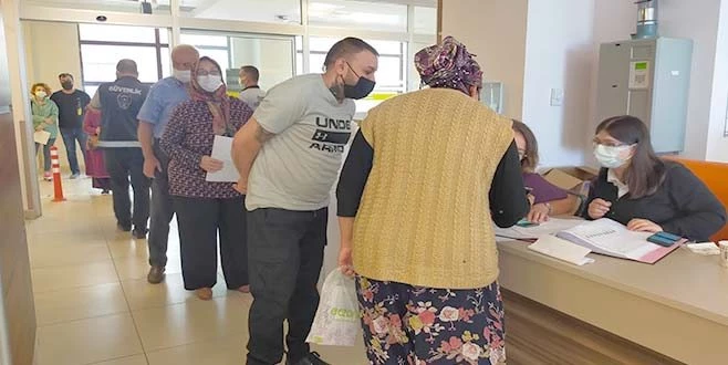 PCR KARARININ ARDINDAN AŞI YAPTIRMAK İÇİN HASTANEYE AKIN ETTİLER