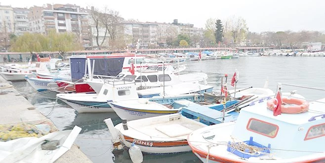 BALIKÇILARA FIRTINA ENGELİ: 3 GÜNDÜR ÇIKAMIYORLAR