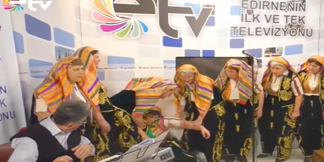 CANLI YAYINDA ÖNCE BAYILDI, SONRA TÜRKÜ SÖYLEDİ