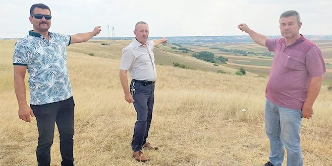 KÖYLÜLER, YUNANİSTAN`IN BURNUNUN DİBİNE DEV TÜRK BAYRAĞI DİKTİ