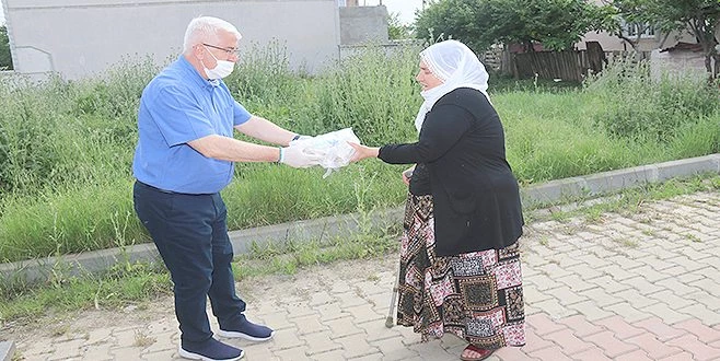 BAŞKAN YÜKSEL ERGENE?DE VATANDAŞLARA PİDE DAĞITTI