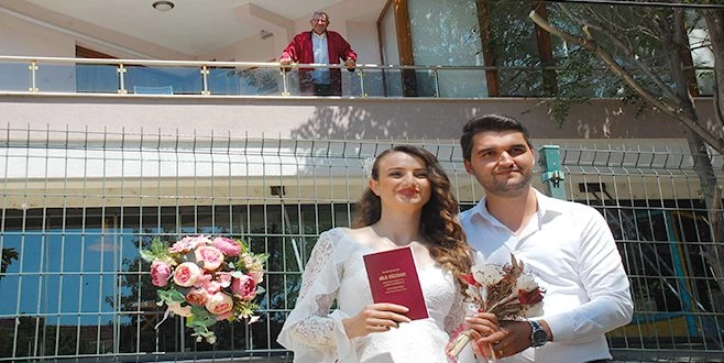 KARANTİNADAKİ BAŞKAN EVİNİN BALKONUNDAN NİKAH KIYDI