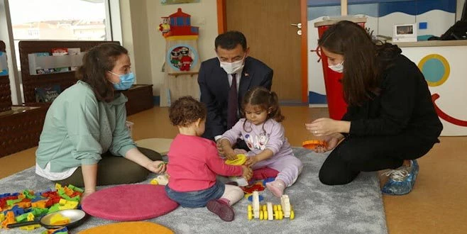 BAŞKAN ÇETİN, BEBEK KÜTÜPHANESİ?NDE MİNİKLERLE BULUŞTU