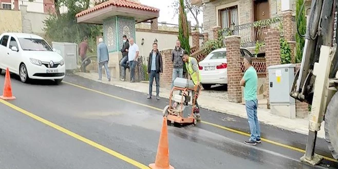 BELEDİYENİN YAPTIĞI YOLU TESKİ BOZDU