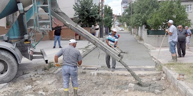 3 SOKAKTA 2 BİN 200 METREKARE DEMİRLİ BETON YOL YAPILDI