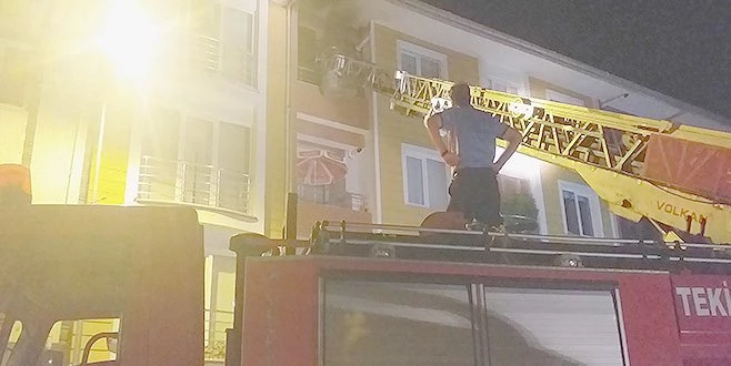 BUZDOLABI PATLADI, EVDE ÇIKAN YANGIN MAHALLELİYİ SOKAĞA DÖKTÜ