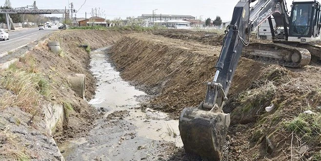 BÜYÜKŞEHİR BELEDİYESİ DERE ISLAH ÇALIŞMALARINA DEVAM EDİYOR