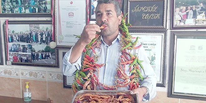 TAVA CİĞER BİBERLERİNİ ÇEKİRDEK GİBİ YİYOR