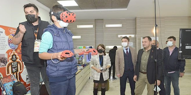 BAŞKAN YÜKSEL GELECEĞİN BİLİM İNSANLARINI ZİYARET ETTİ