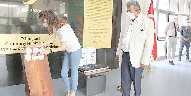 BİRİNCİLER MEZUNİYET KÜTÜĞÜNE İSMİNİ ÇAKTI