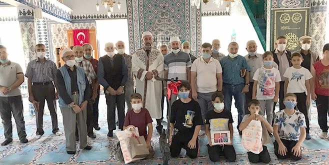 CAMİYE KOŞAN ÇOCUKLAR ÖDÜLLERİNİ ALDI