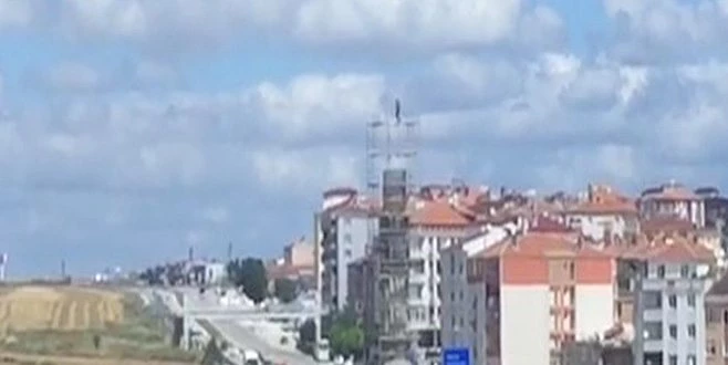 GÜVENLİK ÖNLEMLERİ OLMADAN ON METRELERCE YÜKSEĞE ÇIKTI