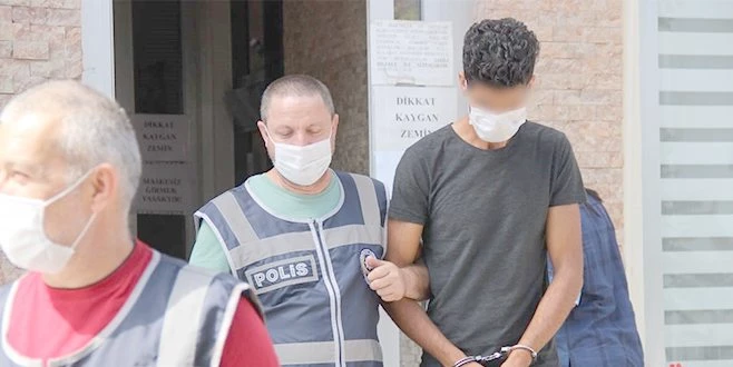 CAMİ CEMAATİNİ ÇİLEDEN ÇIKARAN HIRSIZI, AYAKKABILARI YAKALATTI