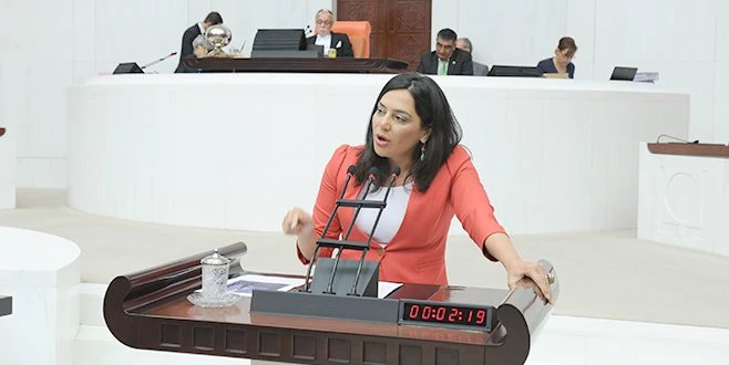 CHP?Lİ YÜCEER, YIKIM KARARI VERİLEN OKULDA HİZMET VERİLDİĞİ İDDİALARINI MECLİS?E TAŞIDI