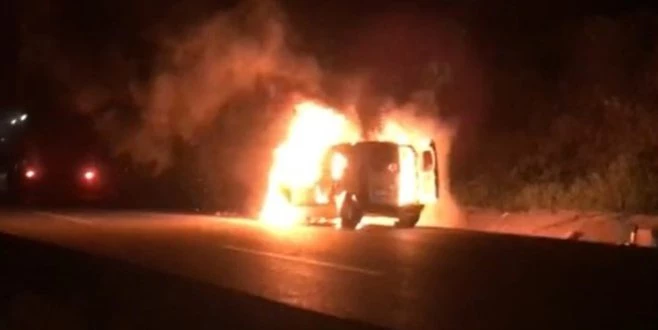 CAYIR CAYIR YANAN ARACINI GÖZYAŞLARIYLA İZLEDİ 