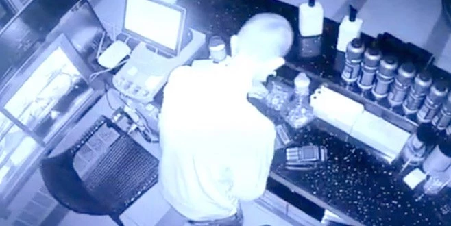 CEZAEVİNDEN İZİNLİ ÇIKTI, HIRSIZLIK YAPARKEN YAKALANDI