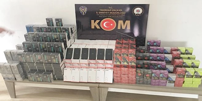 ŞÜPHELİ ARAÇTA YÜZLERCE KAÇAK CİHAZ ÇIKTI