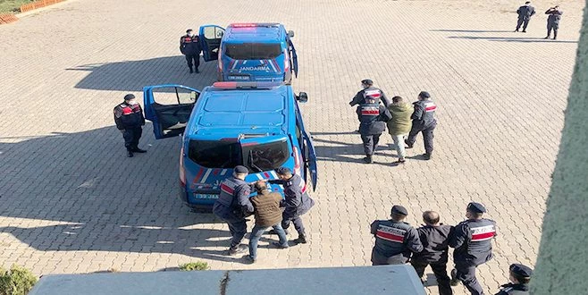 CİNAYET ZANLISINI FAR PARÇALARI ELE VERDİ