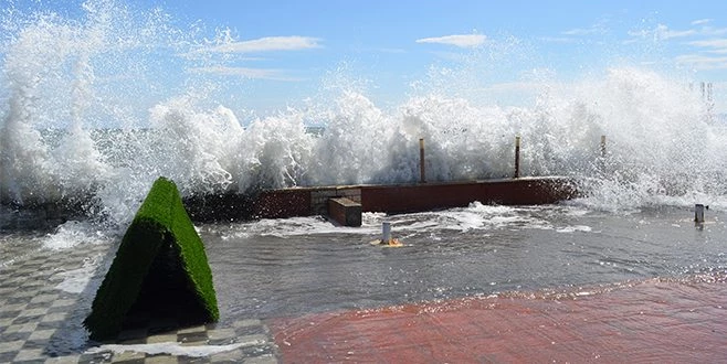 SAHİLDEN BETON PARÇALARI KOPTU