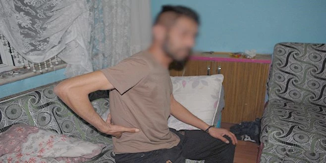 EŞİNE LAF ATAN ŞAHISLARI UYARDI, DAYAK YEDİ