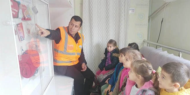 ÖĞRENCİLER DEPREM GERÇEĞİNİ YAŞAYARAK ÖĞRENİYOR