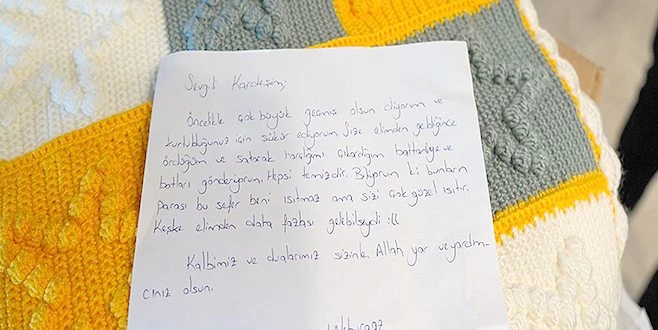 GEÇİMİ İÇİN ÖRDÜĞÜ BATTANİYE VE BOTLARI DEPREMZEDELERE BAĞIŞLADI