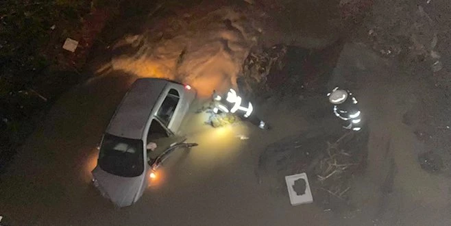 OTOMOBİL İLE UÇTUĞU DEREDE TELEFONLA YARDIM İSTEDİ