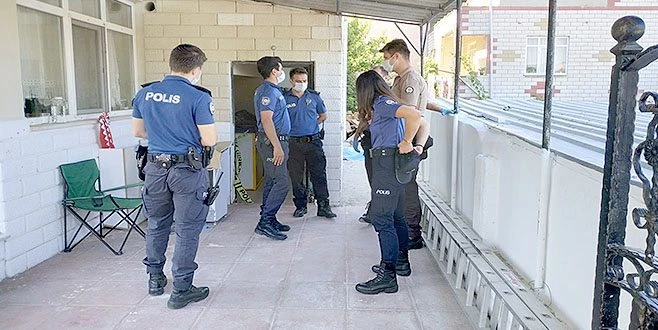 ANAHTARINI UNUTTUĞU EVİNE PENCEREDEN GİRERKEN DÜŞÜP ÖLDÜ