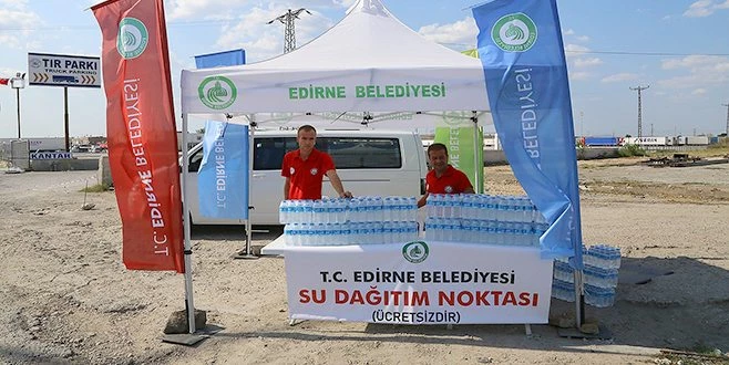 AŞIRI SICAKTA BEKLEYENLERE BELEDİYE SU DAĞITTI