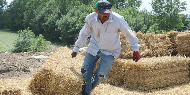 ÖĞRENCİLERİN İHTİYAÇLARI İÇİN SAMAN BALYALARINI TAŞIDILAR