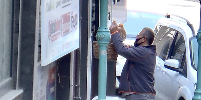 SOKAK SOKAK EKMEK DAĞITIYORLAR