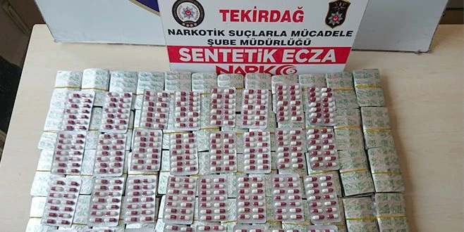 ŞÜPHEYLE DURDURULAN ARAÇTAN BİNLERCE HAP ELE GEÇİRİLDİ